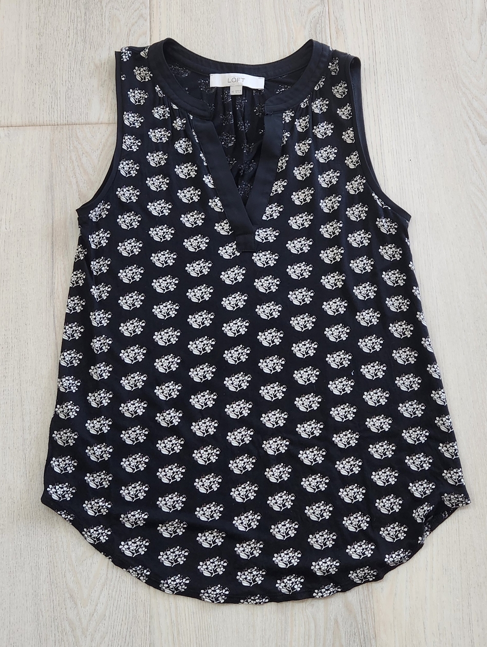 LOFT Women's sleeveless blouse